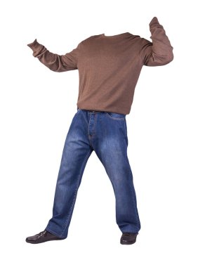 Koyu mavi kot, siyah deri ayakkabılar, beyaz arka planda kahverengi kazak. Sıradan stil