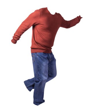 Erkekler koyu kırmızı kazak ve mavi kot pantolon. Beyaz arka planda izole edilmiş. Günlük kıyafetler.