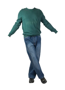 Koyu mavi kot, siyah deri ayakkabılar, beyaz arka planda izole edilmiş yeşil kazak. Sıradan stil