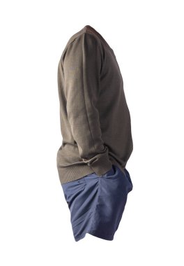 Erkekler hakki, beyaz arka planda izole edilmiş bombacı ceketi ve koyu mavi spor şortu örüyorlar. modaya uygun günlük kıyafetler.