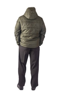 Kapüşonlu erkek hakki ceketi, siyah pantolon ve beyaz arka planda izole edilmiş siyah deri ayakkabılar. Erkek sonbahar kıyafetleri.