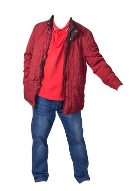 Kırmızı ceket, turuncu gömlek ve beyaz arka planda izole edilmiş kot pantolon. Sıradan moda kıyafetleri.