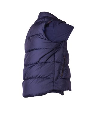 Koyu mavi kolsuz ceket ve düğmeli koyu mavi gömlek ve beyaz arka planda izole kısa kollu gömlek.