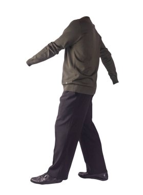 Koyu yeşil örgü bombacı ceketi, siyah pantolon ve beyaz arka planda izole siyah deri ayakkabılar. Erkek sonbahar kıyafetleri.