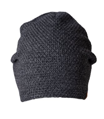 Örgü koyu gri şapka, beyaz arka planda izole edilmiş. Sıradan tarz için moda şapka aksesuarı.