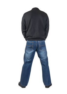 Koyu mavi kot, siyah deri ayakkabılar, beyaz arka planda siyah kazak. Sıradan stil