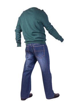 Koyu mavi kot, siyah deri ayakkabılar, beyaz arka planda koyu yeşil kazak. Sıradan stil