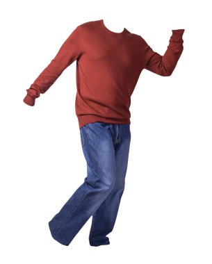 Erkekler koyu kırmızı kazak ve mavi kot pantolon. Beyaz arka planda izole edilmiş. Günlük kıyafetler.