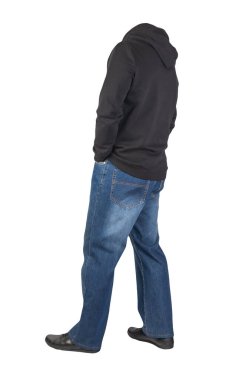 Mavi kot, kapüşonlu siyah sweatshirt ve beyaz arka planda izole edilmiş siyah deri ayakkabılar.