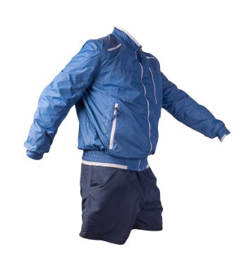 Erkekler mavi beyaz ceket ve koyu mavi spor şort beyaz arka planda izole. modaya uygun günlük kıyafetler.