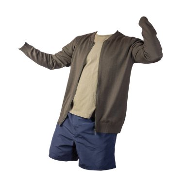 Erkekler koyu yeşil örülü bombacı ceketi, zeytin tişörtü ve beyaz arka planda izole edilmiş koyu mavi spor şortu. modaya uygun günlük kıyafetler.