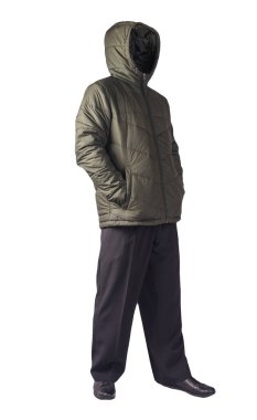 Kapüşonlu erkek hakki ceketi, siyah pantolon ve beyaz arka planda izole edilmiş siyah deri ayakkabılar. Erkek sonbahar kıyafetleri.