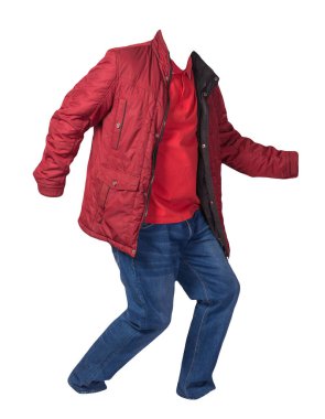Kırmızı ceket, turuncu gömlek ve beyaz arka planda izole edilmiş kot pantolon. Sıradan moda kıyafetleri.