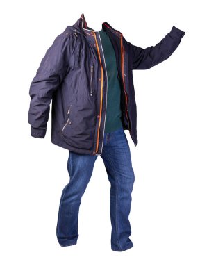 Fermuarlı koyu mavi ceket, yeşil kazak ve beyaz arka planda izole edilmiş mavi kot pantolon. Sıradan moda kıyafetleri.