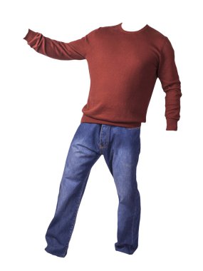 Erkekler koyu kırmızı kazak ve mavi kot pantolon. Beyaz arka planda izole edilmiş. Günlük kıyafetler.
