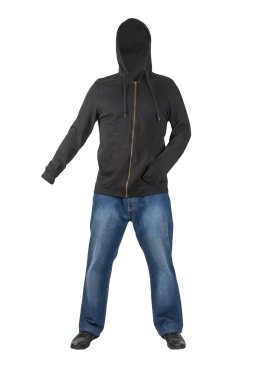 Mavi kot, kapüşonlu siyah sweatshirt ve beyaz arka planda izole edilmiş siyah deri ayakkabılar.