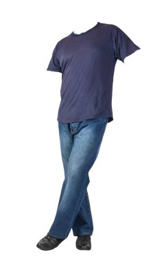 Koyu mavi kot, siyah deri ayakkabılar, beyaz arka planda koyu mavi tişört. Sıradan stil