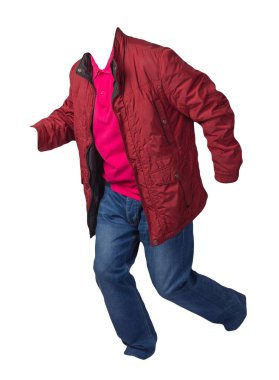 Kırmızı ceket, kırmızı gömlek ve beyaz arka planda izole edilmiş mavi kot pantolon. Sıradan moda kıyafetleri.