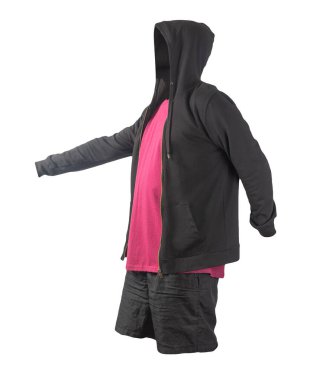 Siyah kazaklı, demir fermuarlı kapüşonlu, bordo tişörtlü ve beyaz arka planda siyah spor şortlu. Günlük spor kıyafetleri.