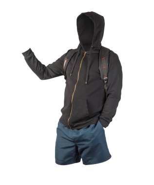 Siyah sırt çantası, kapüşonlu siyah kazak, beyaz arka planda koyu mavi şort. Spor giyimi