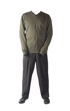 Koyu yeşil örgü bombacı ceketi, siyah pantolon ve beyaz arka planda izole siyah deri ayakkabılar. Erkek sonbahar kıyafetleri.