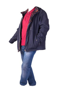 Fermuarlı koyu mavi ceket, koyu kırmızı gömlek ve beyaz arka planda izole edilmiş mavi kot pantolon. Sıradan moda kıyafetleri.