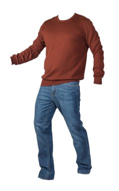 Erkekler koyu kırmızı kazak ve mavi kot pantolon. Beyaz arka planda izole edilmiş. Günlük kıyafetler.