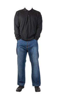 Koyu mavi kot, siyah deri ayakkabılar, beyaz arka planda siyah kazak. Sıradan stil