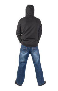 Mavi kot, kapüşonlu siyah sweatshirt ve beyaz arka planda izole edilmiş siyah deri ayakkabılar.