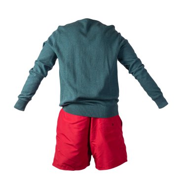 Beyaz arka planda örülmüş turkuaz süveter ve kırmızı şort. Her gün için şık kıyafetler.