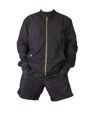 Beyaz arka planda siyah şortlu ve şimşekli siyah bir erkek ceketi. Günlük yaz kıyafetleri.