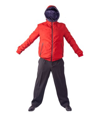 Kapüşonlu kırmızı erkek ceketi, siyah pantolon ve beyaz arka planda izole edilmiş siyah deri ayakkabılar. Erkek sonbahar kıyafetleri.