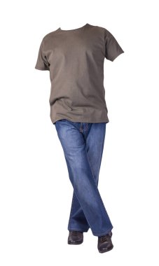 Koyu mavi kot, siyah deri ayakkabılar, beyaz arka planda izole edilmiş gri tişört. Sıradan stil