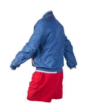 Erkekler mavi beyaz ceket ve kırmızı spor şort beyaz arka planda izole. modaya uygun günlük kıyafetler.