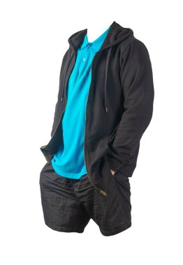 Siyah kazaklı, demir fermuarlı kapüşonlu, mavi tişörtlü ve beyaz arka planda siyah şortlu. Günlük spor kıyafetleri.