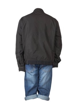 Kum mavisi şort ve beyaz arka planda izole edilmiş fermuarlı siyah ceket. Erkek pantolonu.