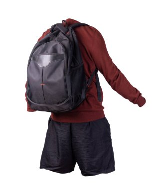 Siyah sırt çantası, siyah şort, beyaz arka planda izole edilmiş bordo kazak. gündelik kıyafet