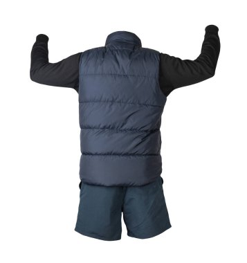 Koyu mavi kolsuz ceket, siyah kazak ve beyaz arka planda izole edilmiş koyu mavi spor şort. Her gün için kıyafet