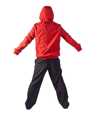 Kapüşonlu kırmızı erkek ceketi, siyah pantolon ve beyaz arka planda izole edilmiş siyah deri ayakkabılar. Erkek sonbahar kıyafetleri.