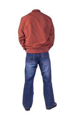 Koyu mavi kot, siyah deri ayakkabılar, beyaz arka planda izole edilmiş kırmızı bombacı ceketi. Sıradan stil