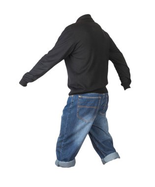 Kotun koyu mavi şortu ve beyaz arka planda izole edilmiş düğmelerde yakalı siyah bir kazak. Erkek pantolonu.