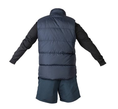 Koyu mavi kolsuz ceket, siyah kazak ve beyaz arka planda izole edilmiş koyu mavi spor şort. Her gün için kıyafet