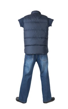 Koyu mavi kolsuz ceket, koyu mavi kot, düğmeli koyu mavi tişört ve beyaz arka planda siyah deri ayakkabılar. 