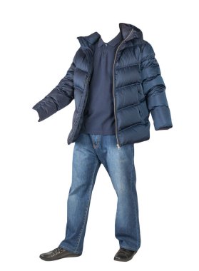 Koyu mavi kot, düğmeli koyu mavi tişört, kapüşonlu koyu mavi ceket ve beyaz arka planda siyah deri ayakkabılar. 