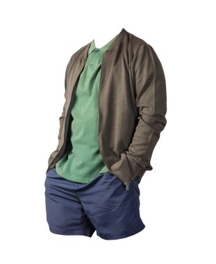 Koyu yeşil örgü bombacı ceketi, koyu yeşil gömlek ve beyaz arka planda koyu mavi şort. modaya uygun günlük kıyafetler.