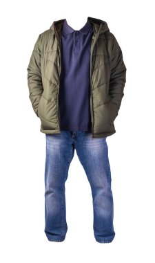 fermuarlı yeşil ceket, mavi gömlek ve beyaz arka planda koyu mavi kot pantolon. Sıradan moda kıyafetleri.
