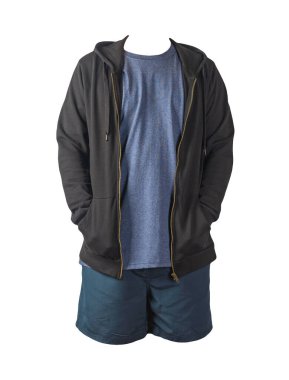 Demir fermuarlı kapüşonlu siyah kazak, eskimiş Heather denizci tişörtü ve beyaz arka planda izole edilmiş koyu mavi spor şort. Günlük spor kıyafetleri.