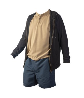 Siyah kazaklı, demir fermuarlı kapüşonlu, bej gömlekli ve beyaz arka planda koyu mavi şortlu. Günlük spor kıyafetleri.