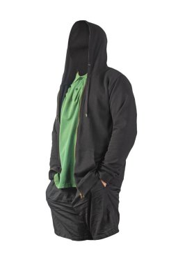 Siyah kazaklı, demir fermuarlı kapüşonlu, koyu yeşil tişörtlü ve beyaz arka planda siyah şortlu. Günlük spor kıyafetleri.