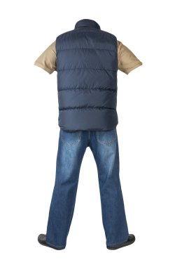 Koyu mavi kolsuz ceket, koyu mavi kot, düğmeli bej tişört ve beyaz arka planda siyah deri ayakkabılar. 